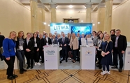 <p>Die Teilnehmer des litauischen Standes zusammen mit dem litauischen Botschafter in der Republik Polen Eduard Borisov</p>
