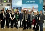 <p>Lietuvas stenda Helsinkos dalībnieki ar Lietuvas Republikas vēstnieku un viņa komandu</p>
