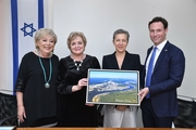 <p>Фото Слева направо: Мириам Фейрберг Икар, мэр Нетании, Нийоле Диргинчене, мэр Бирштонасского муниципалитета, Лина Антанавичене, посол Литвы в Израиле, Шай Шнитцер, почетный консул Литовской Республики в Израиле</p>
