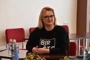 <p>Dyrektor Centrum Informacji Turystycznej w Birsztonie Rūta Kapačinskaitė podczas wizyty JE Ambasadora USA Roberta Gilchrista w Birsztonie. zdjęcie Paulina Ku&scaron;nerovienė</p>
